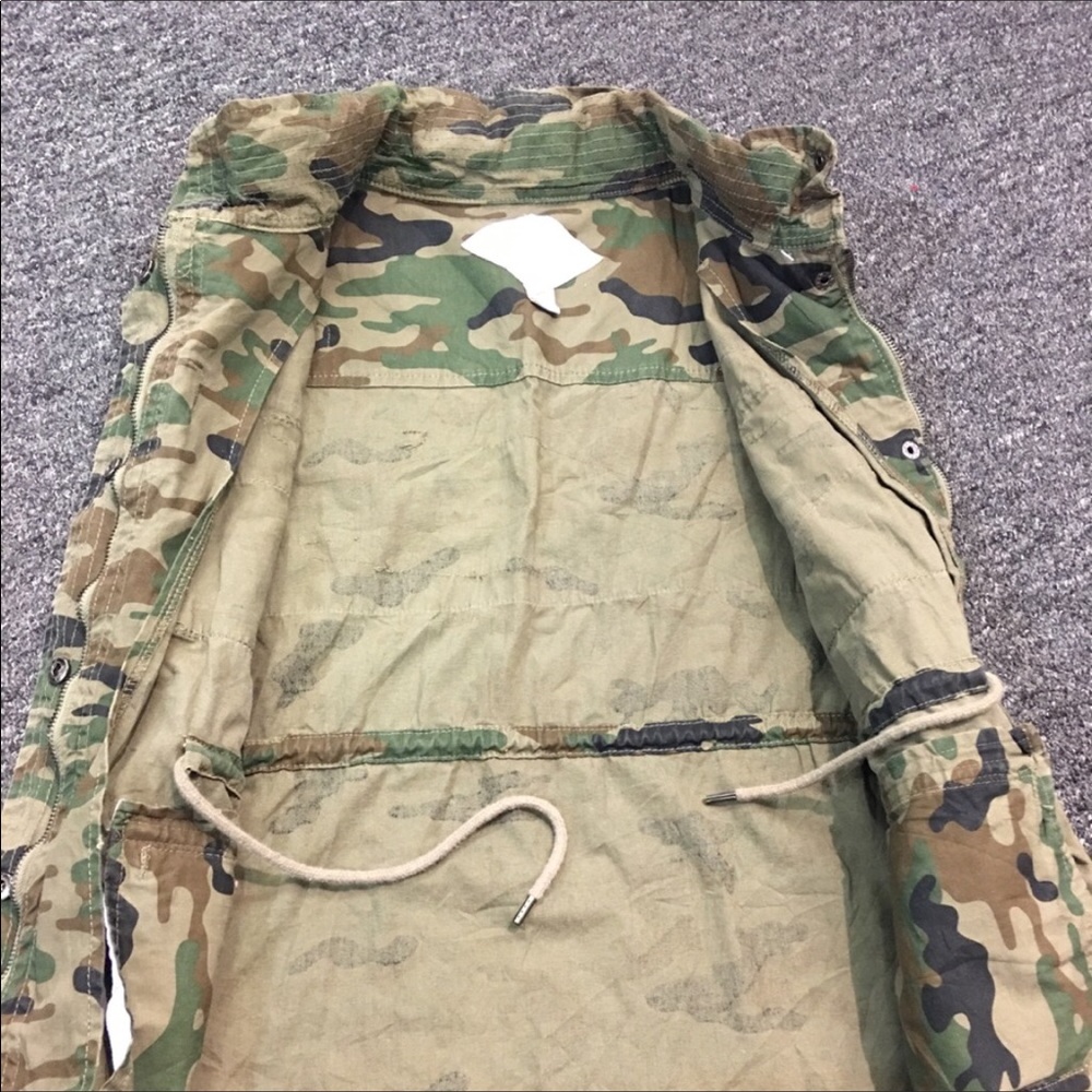 Camouflaged Sleeveless Hoodie Jacket - Picture 3 of 8
